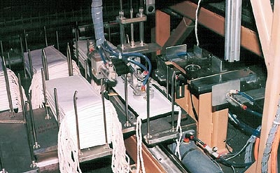 A Noncontact Transfer unit moves an empty bag into position on the Cox MHP indexing machine.