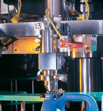 The monobloc filler (left) permits 15-min washouts that are crucial for fast changeover of the nine detergent formulations run.