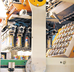 In this photo, the central feed wheel (right) has just been loaded with 36 cans, and the pickup head (left) is ready to load aga