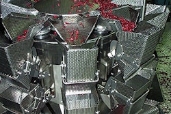 A 10-bucket combination scale feeds a steady supply of sweetened dried cranberries to each waiting case (inset).