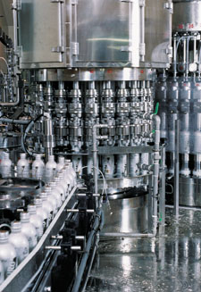 Although the lightweight, thin-walled bottle requires gentler handling than the glass bottles that Sapporo is accustomed to fill