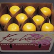 CitruSaver's roomy fiber partition (left) allows air to circulate around grapefruit during shipment. The system's fiber pad (abo