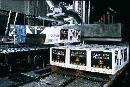 Case sizes produced at the plant vary widely. The palletizer adjusts to a new case height automatically thanks to a photocell u