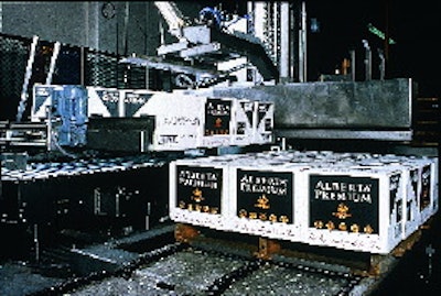Case sizes produced at the plant vary widely. The palletizer adjusts to a new case height automatically thanks to a photocell u