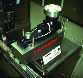 For small runs of 500 bottles or fewer, a smaller vibratory counter is used since it provides fast, five-min changeover. It?s a