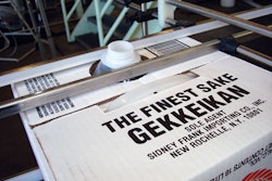 CONTROLLED INDEX. While the conveyor indexes the case to each station on the filling machine, the neck of the bag is held in pos