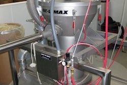 The Model 105048 vacuum receiver discharges tea leaves into a blender.