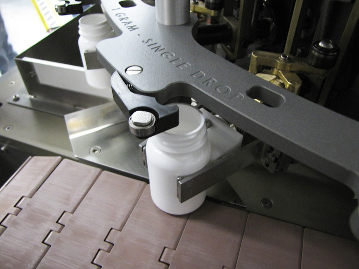 The Servo-controlled Rotary Pocket (SRP) bottle unscrambler features patented rotary pockets and provides speed, precision, and expandability.