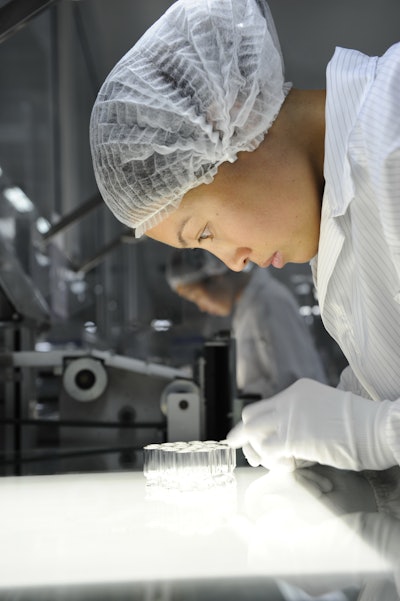 Quality control: Since glass vials are often filled with aggressive medicinal products, they are subjected to precise checks beforehand. (Photo: Schott PP/Jan Siefke)