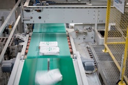Two parallel-driven belt conveyors driven with different speeds during the turning process bring the bags gently into the required position.