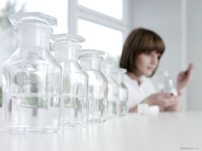 A silicone stopper for syringe systems offers improved sliding characteristics.