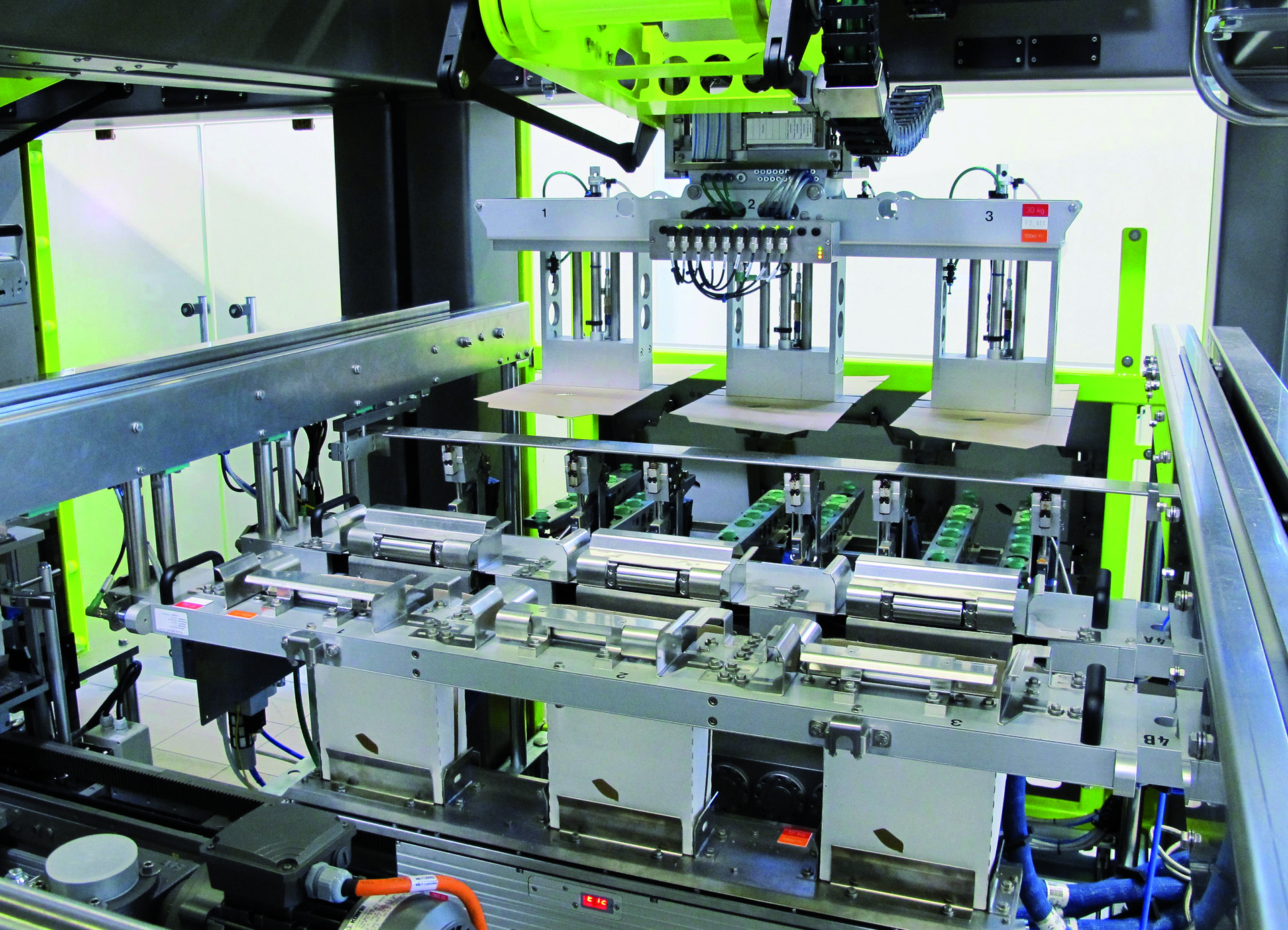 A TLM F2 robot erects flat case blanks and places them onto the Transmodul.