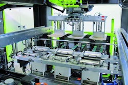 A TLM F2 robot erects flat case blanks and places them onto the Transmodul.