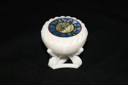 The design for the 0.25- and 1-oz lip balm pots is based on an Asian teapot.