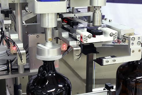 A grip chuck torqueing station maximizes the surface area of the chuck to the cap, improving control of the torque being applied and the life of the chuck.