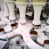 Cans are filled continuously by the servo-driven twin-auger filler.
