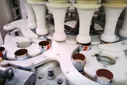 Cans are filled continuously by the servo-driven twin-auger filler.