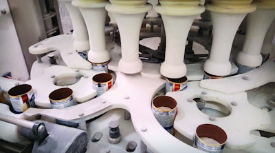 Cans are filled continuously by the servo-driven twin-auger filler.