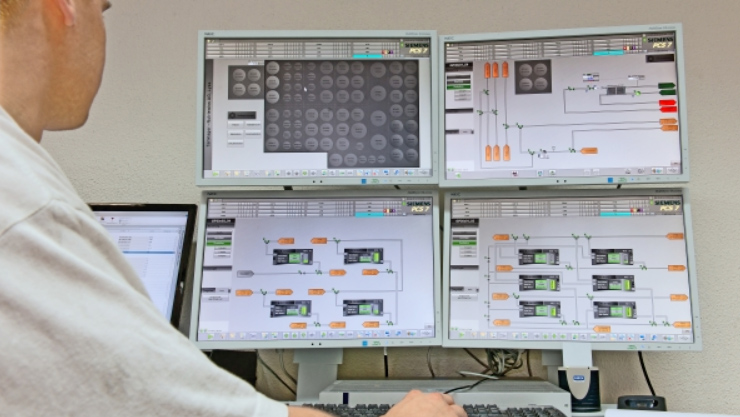 Besides routing raw materials for production, the system integrator developed a separate application that centrally manages the material transfer and communication to the production area. Source: Siemens.