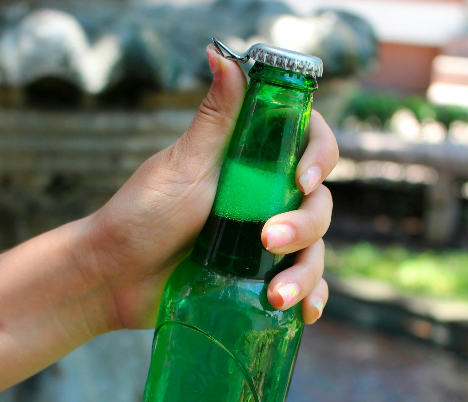 Вода в зеленой стеклянной бутылке. Лимонад в стеклянной бутылке. Бутылка зеленая стеклянная. Пиво в стеклянных бутылках. Газировка в стеклянной бутылке.