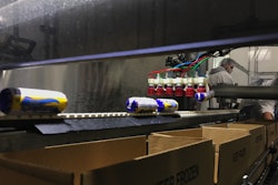 The three-axis Delta robot picks up each chub individually with its vacuum grippers, until there are six chubs on the EOAT.