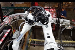 The case-packing robots use pneumatic gripper-style EOATs and feature dynamic-pitch custom tooling.