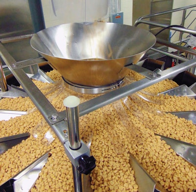 14 head CombiScale multi-head weigher accurately weighs and dispenses pet treats.
