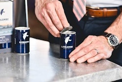 The fully-removable can end allows consumers to easily pour the ground coffee into a filter or device for brewing.