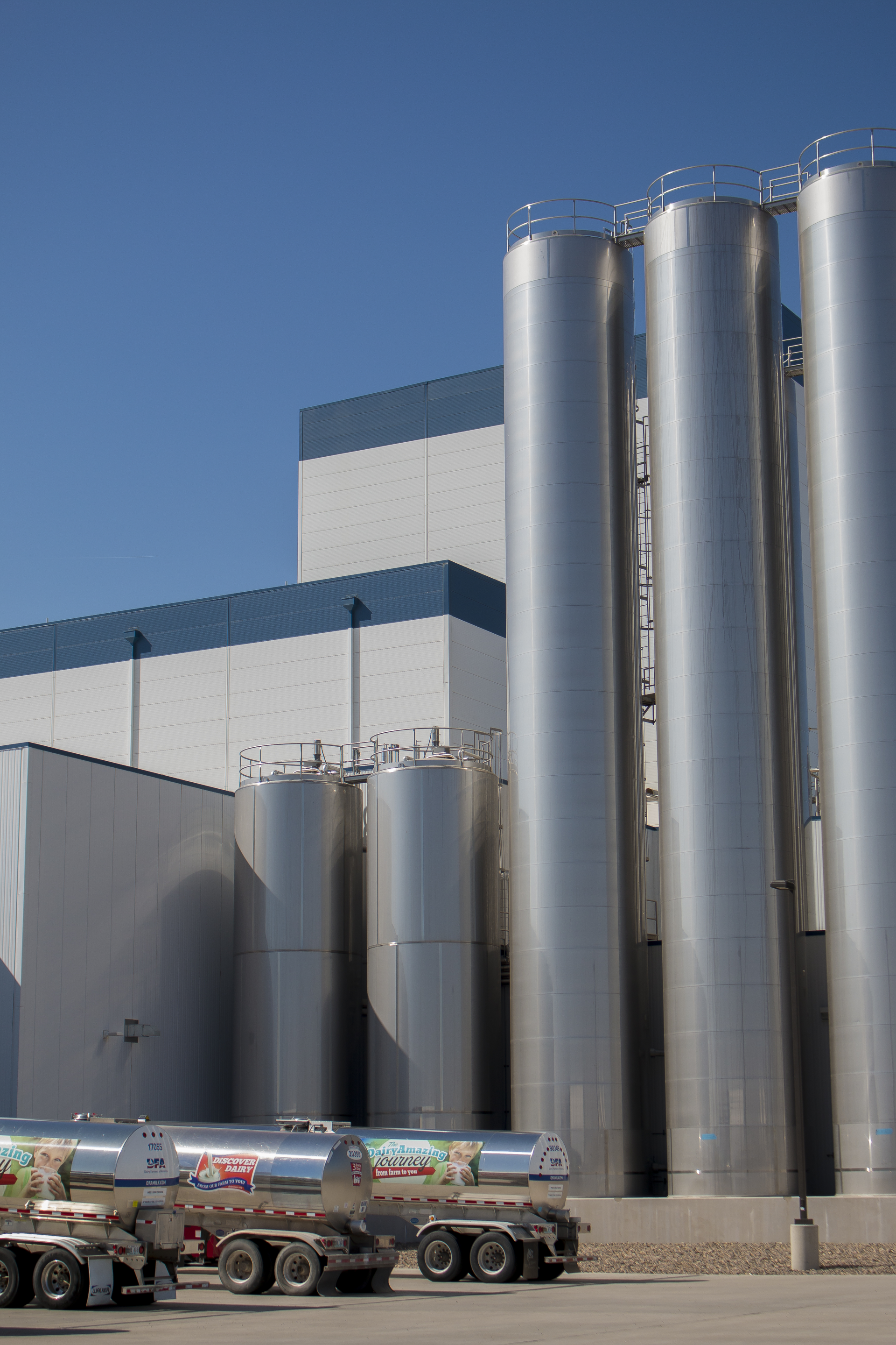 Dairy Farmers of America&rsquo;s new 267,000-sq-ft facility in Garden City, Kansas, sits on 165 acres and stands 157 ft tall. Designed to run 24/7, the facility can receive up to 84 5,000-gal milk tankers from local farms per day. Photo by Katina Reist Photogra