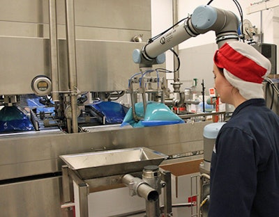 After grabbing foodservice-style bags of vanilla cream product from the filling system, the cobot inserts the product one bag at a time into cases. The payback time of the investment in the cobot is about six months, says Johan Linné, site manager.