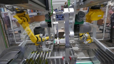 The HFP (Highly Flexible Packer) Twin case-packing system uses two six-axis robots to move the cases, rather than the products.