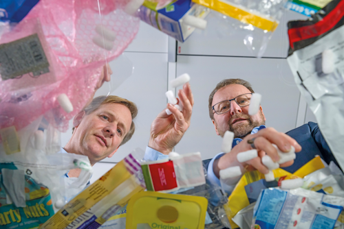 Dr. Andreas Kicherer, experto en sustentabilidad de BASF, y Dr. Stefan Gräter, director de ChemCycling, discuten acerca de los distintos tipos de residuos plásticos y de su reciclaje.