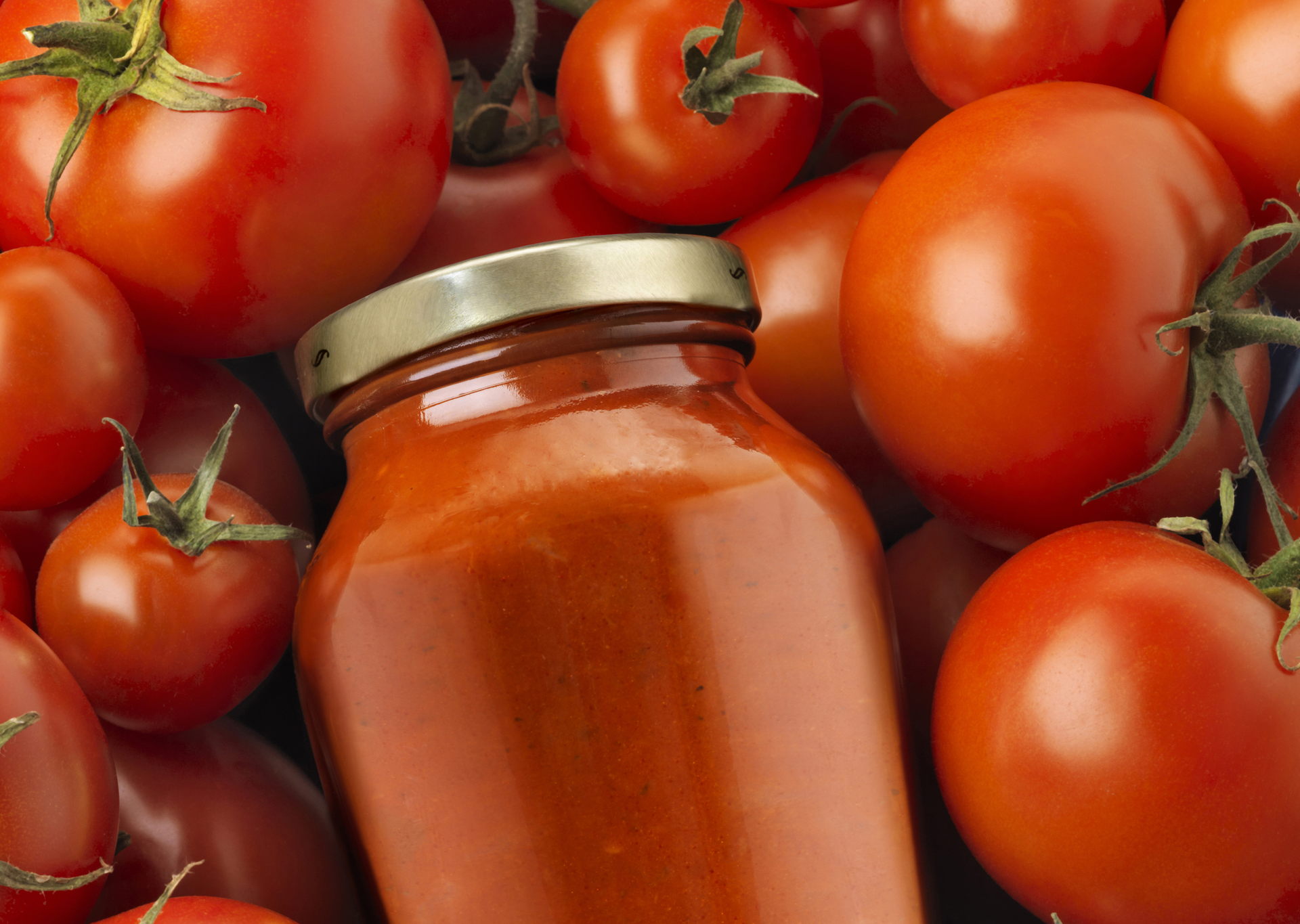 FSS produces a range of private-label tomato sauces packed in jars and totes.