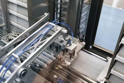 The Robocombi system mechanically picks the strips of bottlepacks from the conveyors they stand in and places them directly into the four parallel conveyor lanes leading to the packaging line.