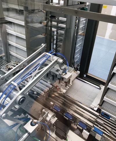 The Robocombi system mechanically picks the strips of bottlepacks from the conveyors they stand in and places them directly into the four parallel conveyor lanes leading to the packaging line.