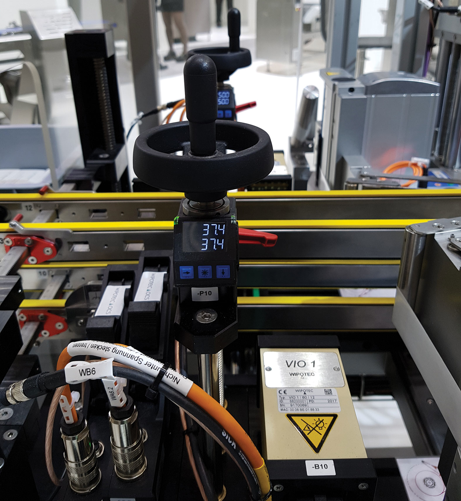 Bus-compatible electronic position indicator AP05 ensures secure and efficient transition to different folding carton sizes.