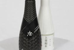 A polyolefin film applied to the PET preform bonds to the entire bottle, including the bottom, via pres-sure, not adhesive. This equates to full, opaque coverage for light-sensitive products like Japanese sake, with an easily peelable film for PET recycling.