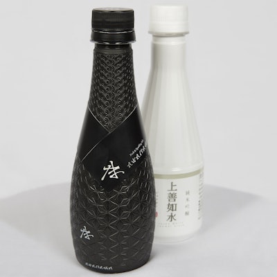 A polyolefin film applied to the PET preform bonds to the entire bottle, including the bottom, via pres-sure, not adhesive. This equates to full, opaque coverage for light-sensitive products like Japanese sake, with an easily peelable film for PET recycling.