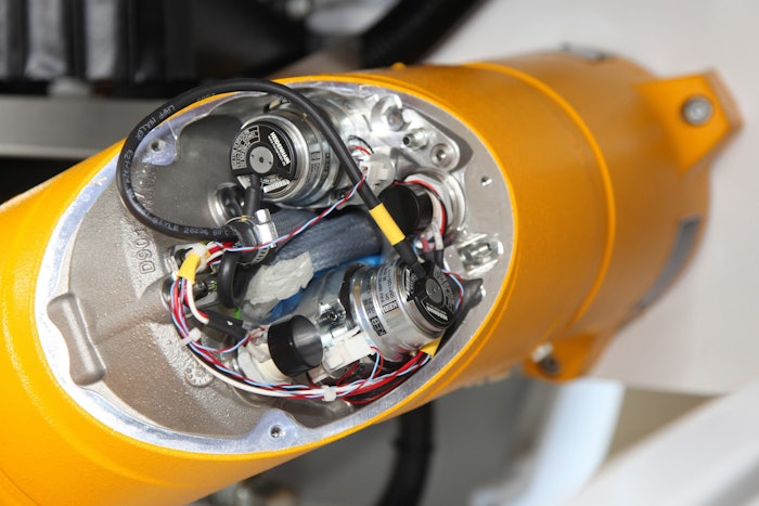 The grinding machine contains one encoder per motor, with one motor per robot axis and absolute inductive rotary encoders with 18-bit resolution for the robot's axis drives.