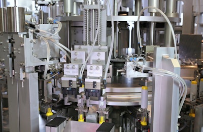 For the OPTIMA AIM, all process steps for the assembly of auto injectors are carried out and monitored with the highest precision.