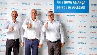 From left to right: Carlos Eduardo Praxedes (Sales Director, Quality Machines), Rolf Geissinger (Managing Director, Optima do Brasil) and Genivaldo Paixão Praxedes (Technical Director, Quality Machines) are pleased about the new alliance.