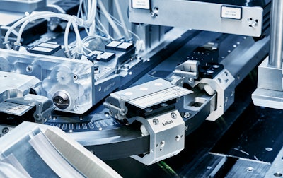 The PSC layers are placed in the workpiece carrier of the XTS mover using vacuum grippers and dynamically transported to the production and testing stations.