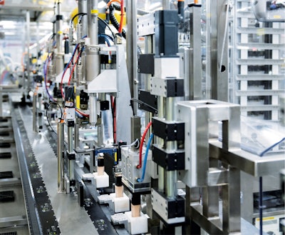 The Agile F24 line employs a total of 39 AM8000 series servomotors from Beckhoff, here in a handling station that closes the bottles.