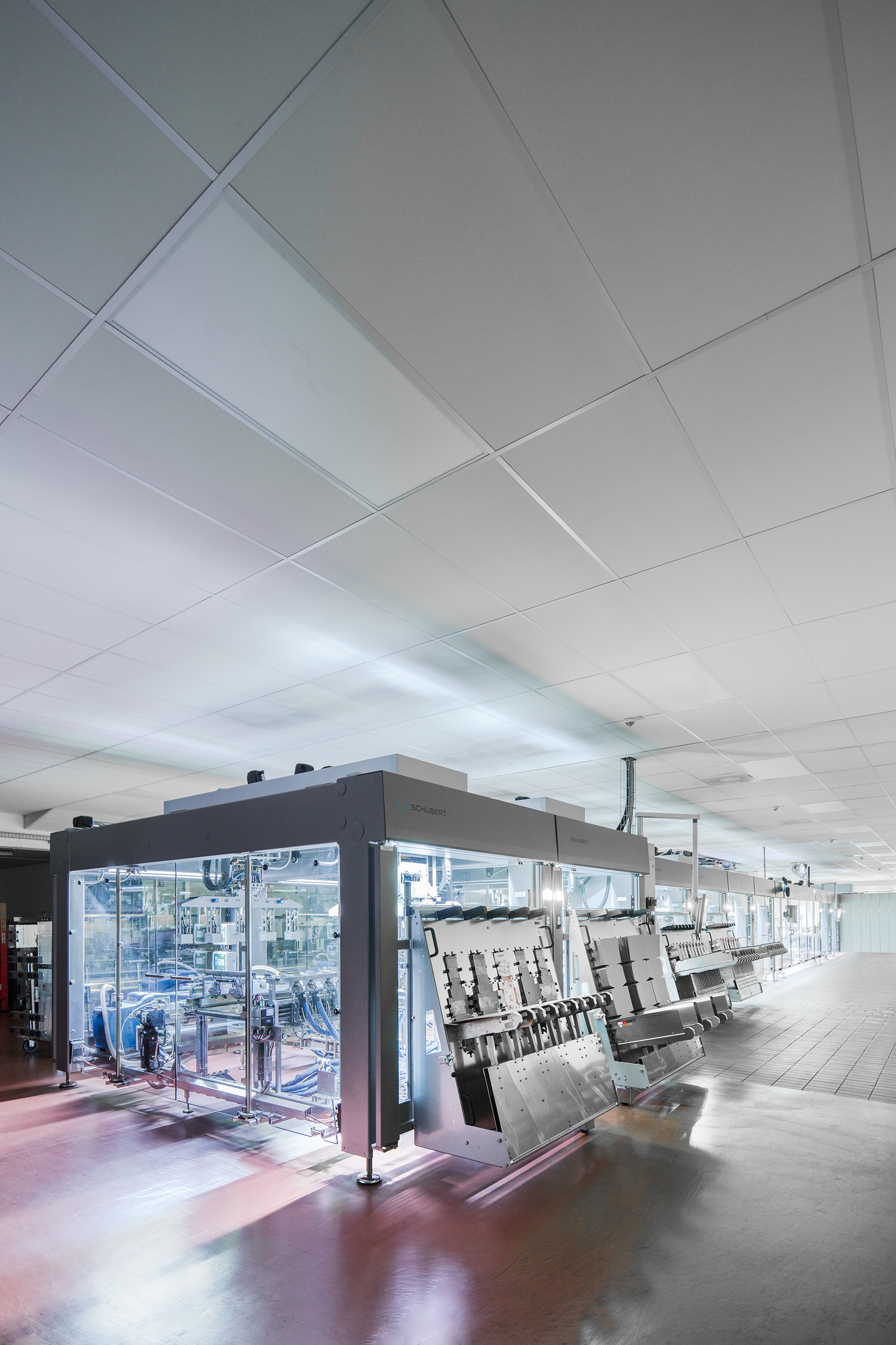 At 33 meters in length, 13 sub-machines, up to 33,000 bottles an hour &ndash; the new packaging machine at Rotk&auml;ppchen-Mumm not only has an impressive set of statistics but also provides outstanding flexibility.