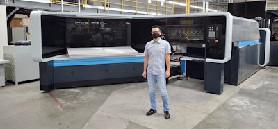 K-1 President Mike Tsai in front of the Landa S10 Nanographic Printing® Press