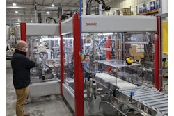 Both standard wraparound cases and a retail-ready format are handled by the case packer.