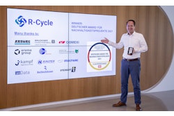 Dr. Benedikt Brenken, Director of the R-Cycle Initiative, accepts the award on behalf of the consortium.