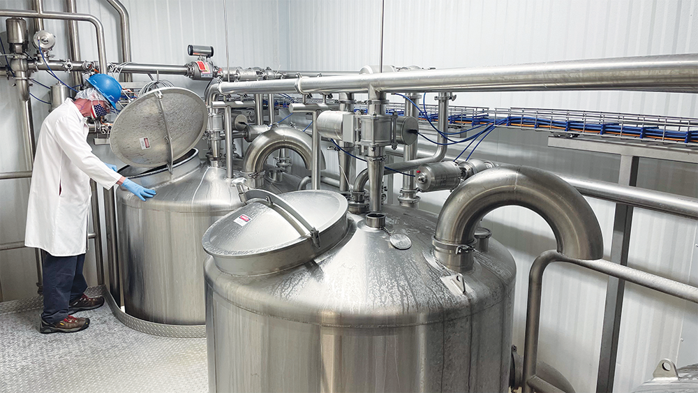 The CIP system has the capacity to clean half the plant, covering 21 different circuit points, and fits in a very confined space in a dedicated CIP room.