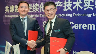 Shanghai Pharmaceuticals has always been driven by technology and innovation: Zeng Chuiyu, Deputy Director of Shanghai Pharmaceutical Manufacturing Management Center and Director of Technology Innovation Center and Hu Shengli, Managing Director of Syntegon in China after signing the partnership. (Picture: Syntegon)