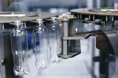 Part of the stretch blow molder/filler block is the transfer star that hands the finished bottles over to the Innofill PET DRV filler.